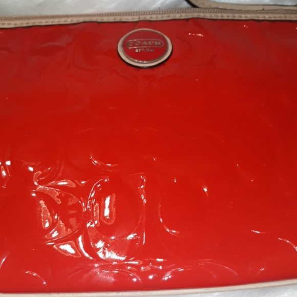 L@@K- Rare~COACH "Peyton" Large Striking Red Signature Embossed Leather Wristlet - Picture 3 of 16